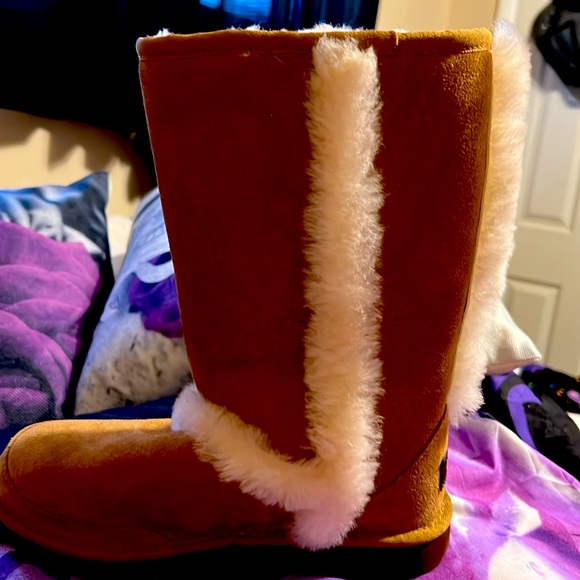 Women size 5 Ugg boots. - Picture 2 of 4
